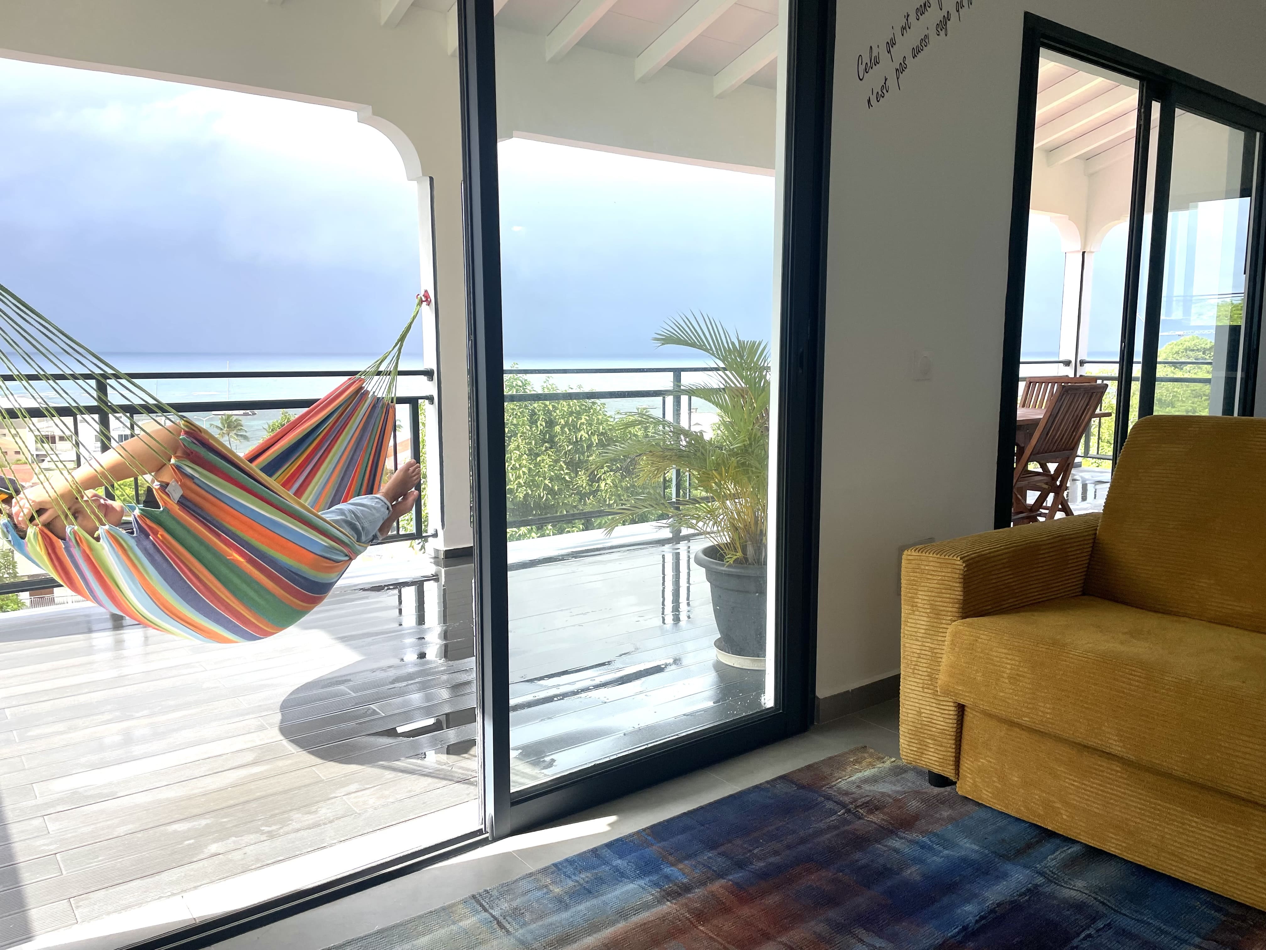 Penthouse d’Exception à Sainte-Anne — Vue Mer Panoramique 180°, Climatisation Intégrale & Parking Gratuit